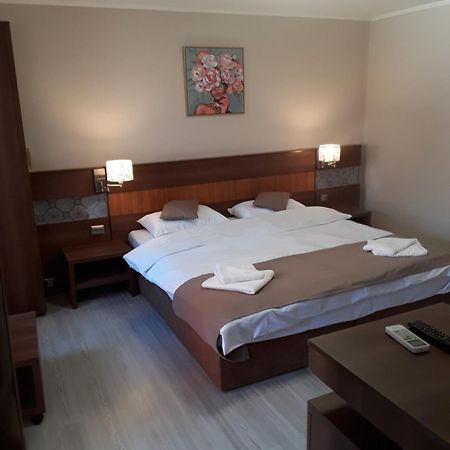 Aura'S West Accommodation Private Parking In Front Yard Bucharest Luaran gambar