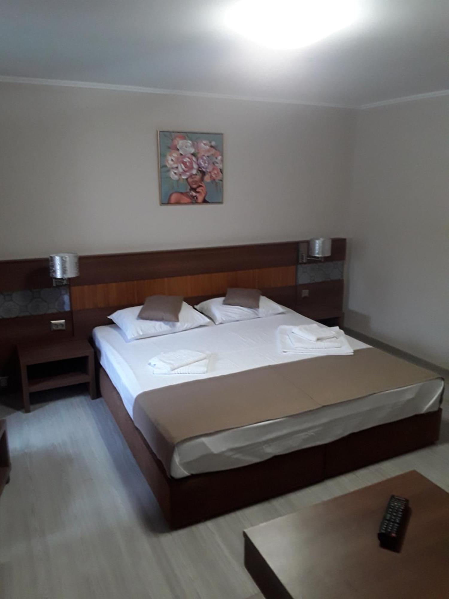 Aura'S West Accommodation Private Parking In Front Yard Bucharest Luaran gambar