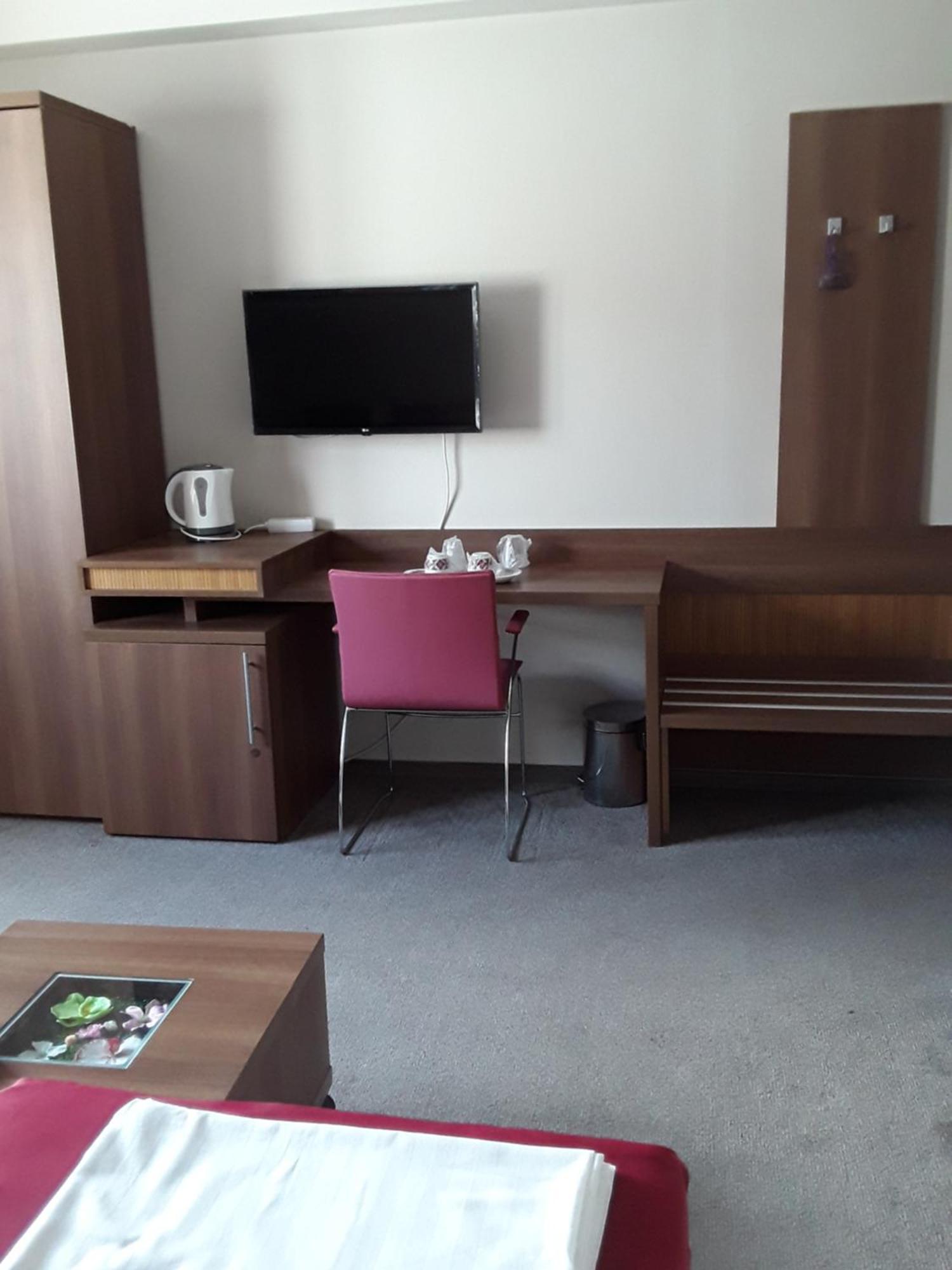 Aura'S West Accommodation Private Parking In Front Yard Bucharest Luaran gambar