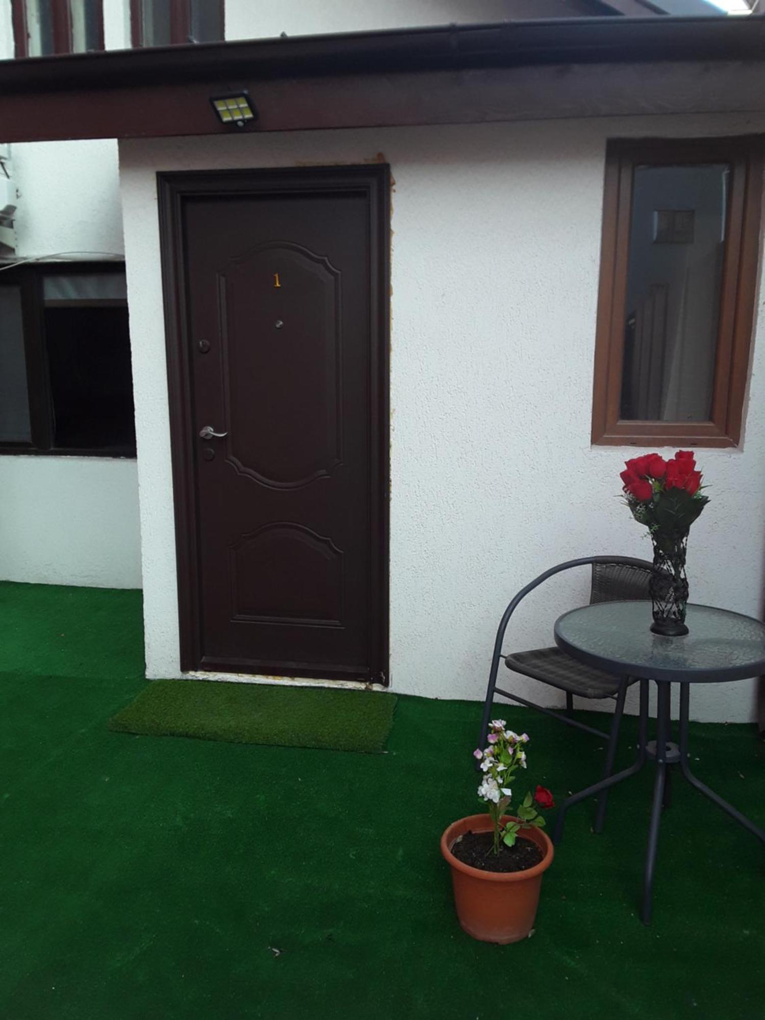 Aura'S West Accommodation Private Parking In Front Yard Bucharest Luaran gambar