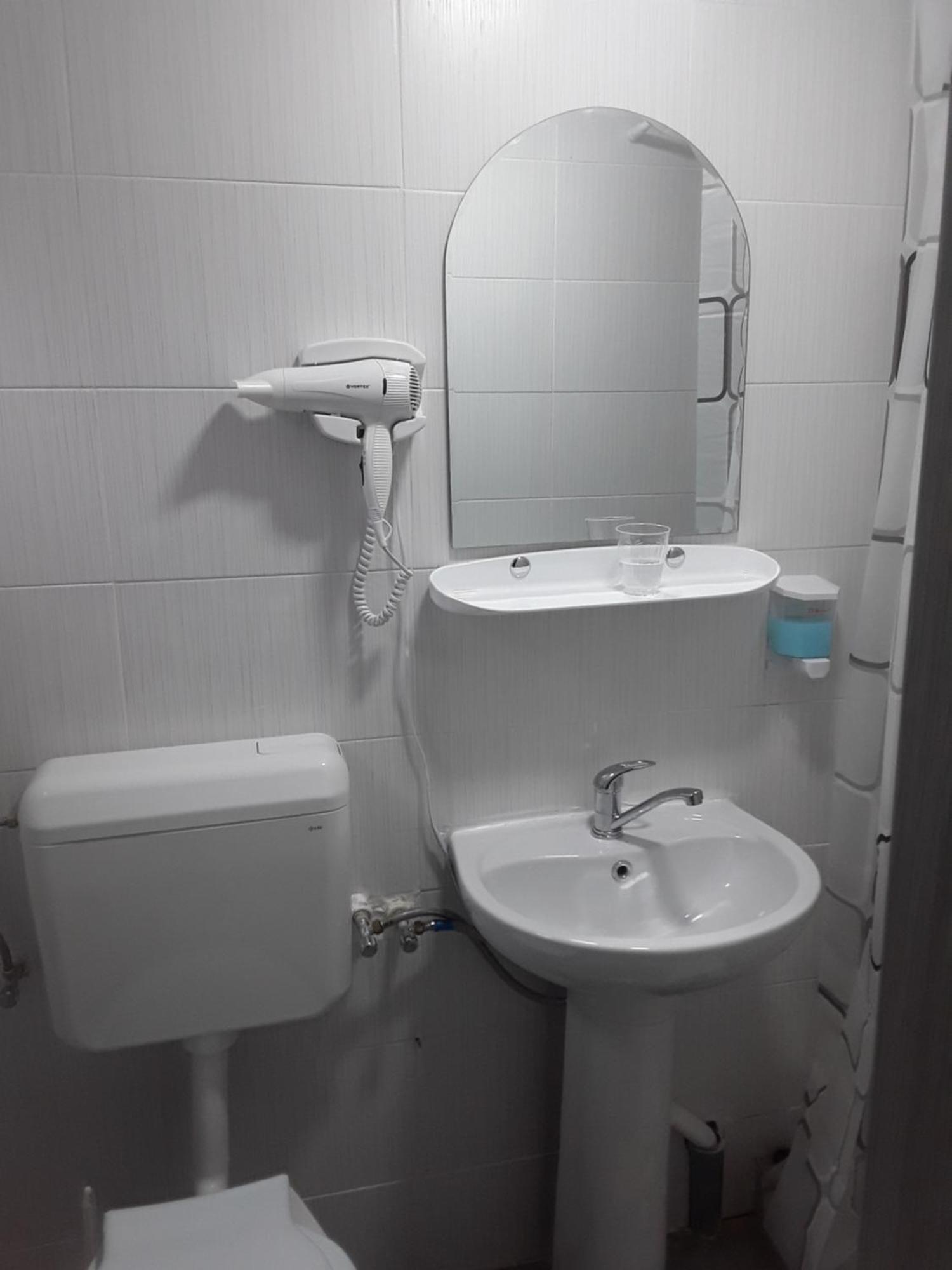 Aura'S West Accommodation Private Parking In Front Yard Bucharest Luaran gambar